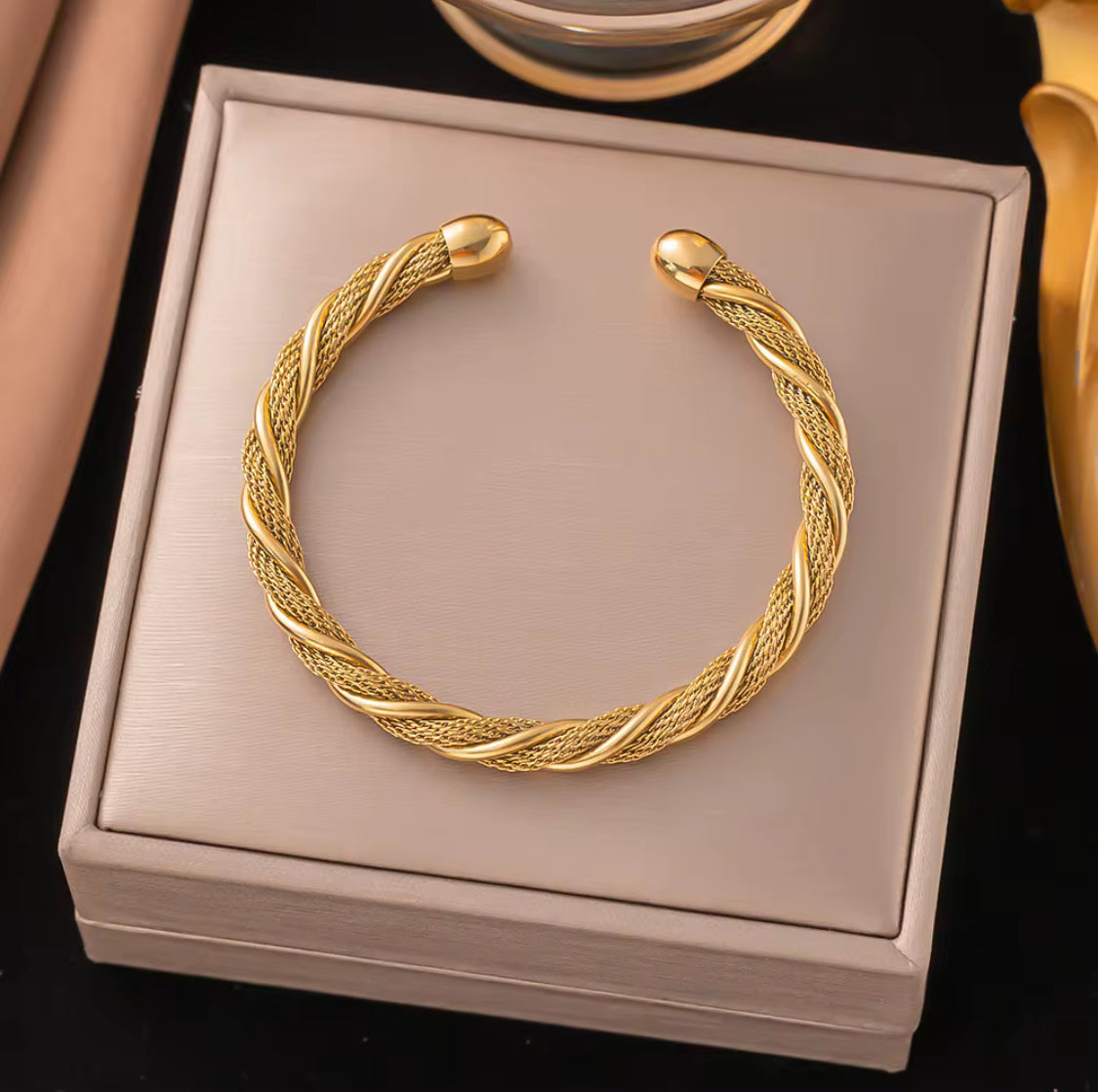 Minimalistic Twisted Bangle