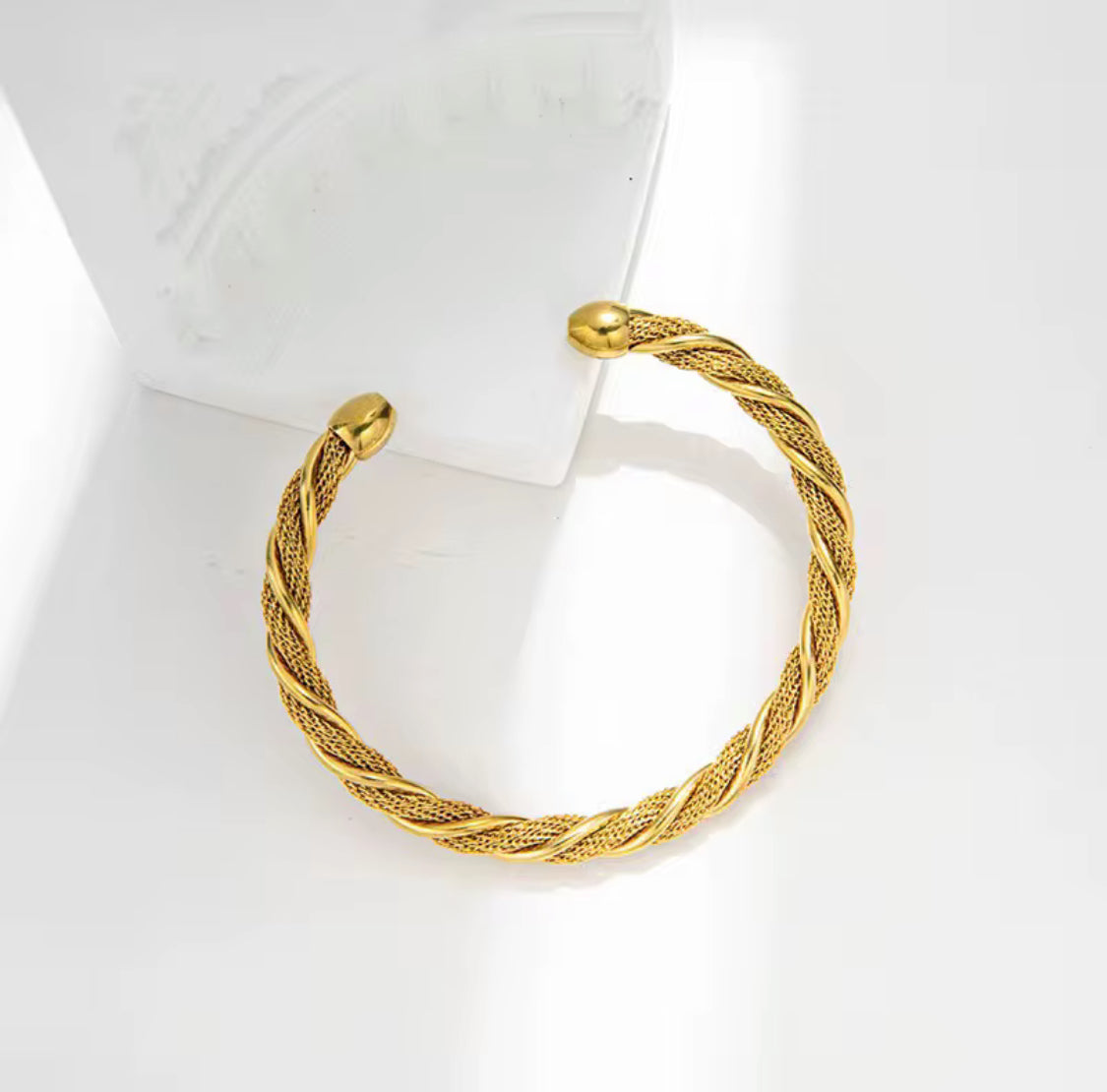 Minimalistic Twisted Bangle