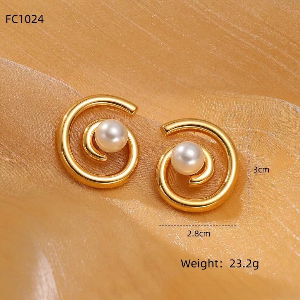 Lola Pearl Stud Earrings
