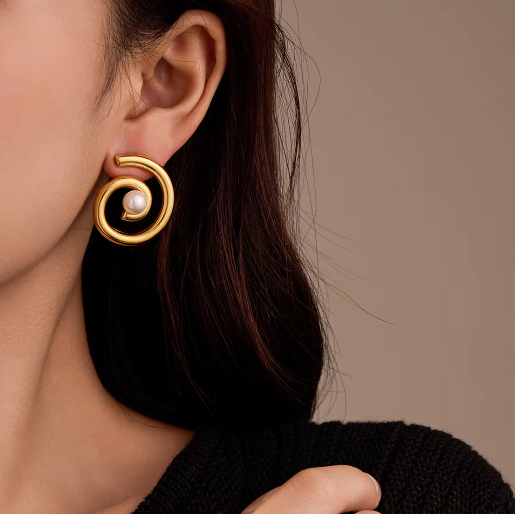 Lola Pearl Stud Earrings