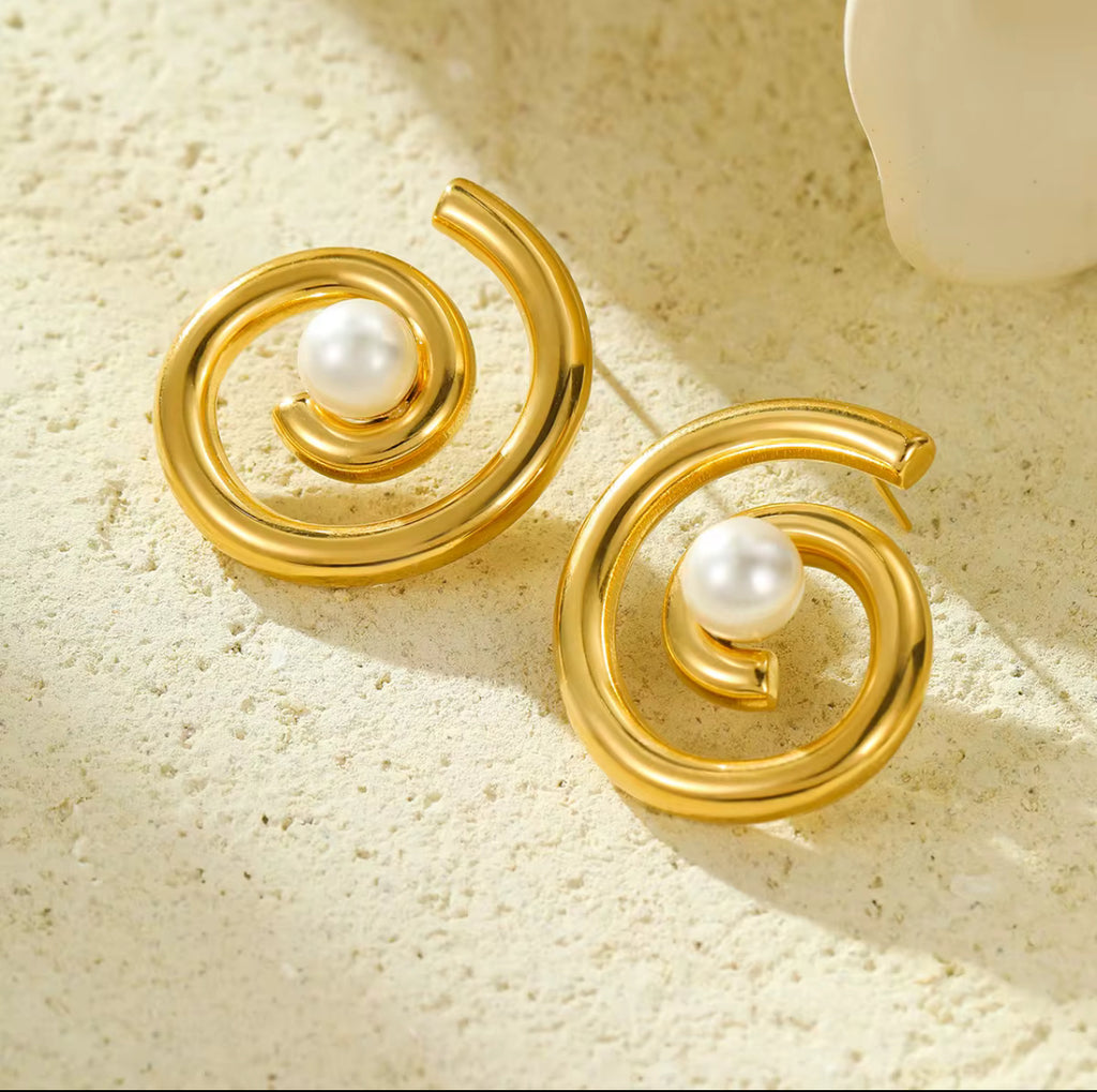 Lola Pearl Stud Earrings