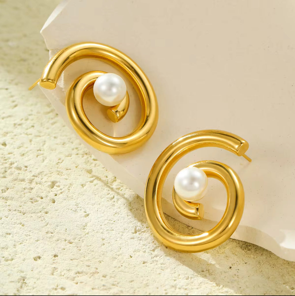 Lola Pearl Stud Earrings