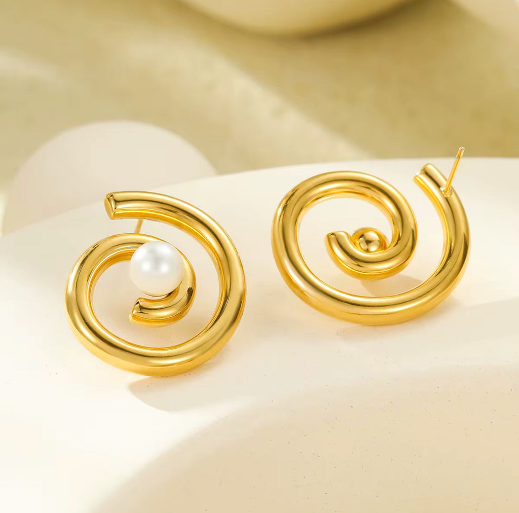 Lola Pearl Stud Earrings