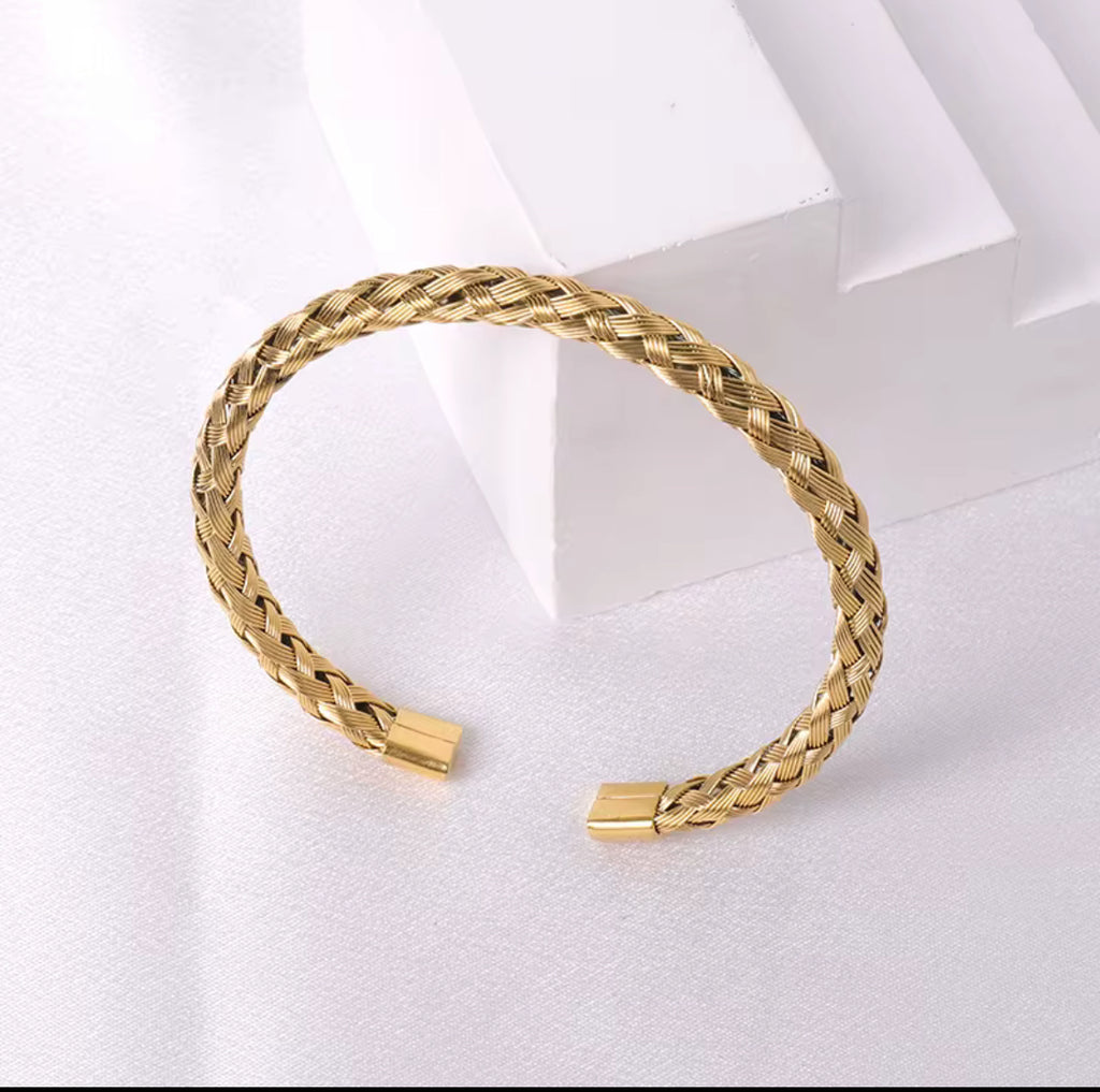 Minimalistic Twisted Bangle