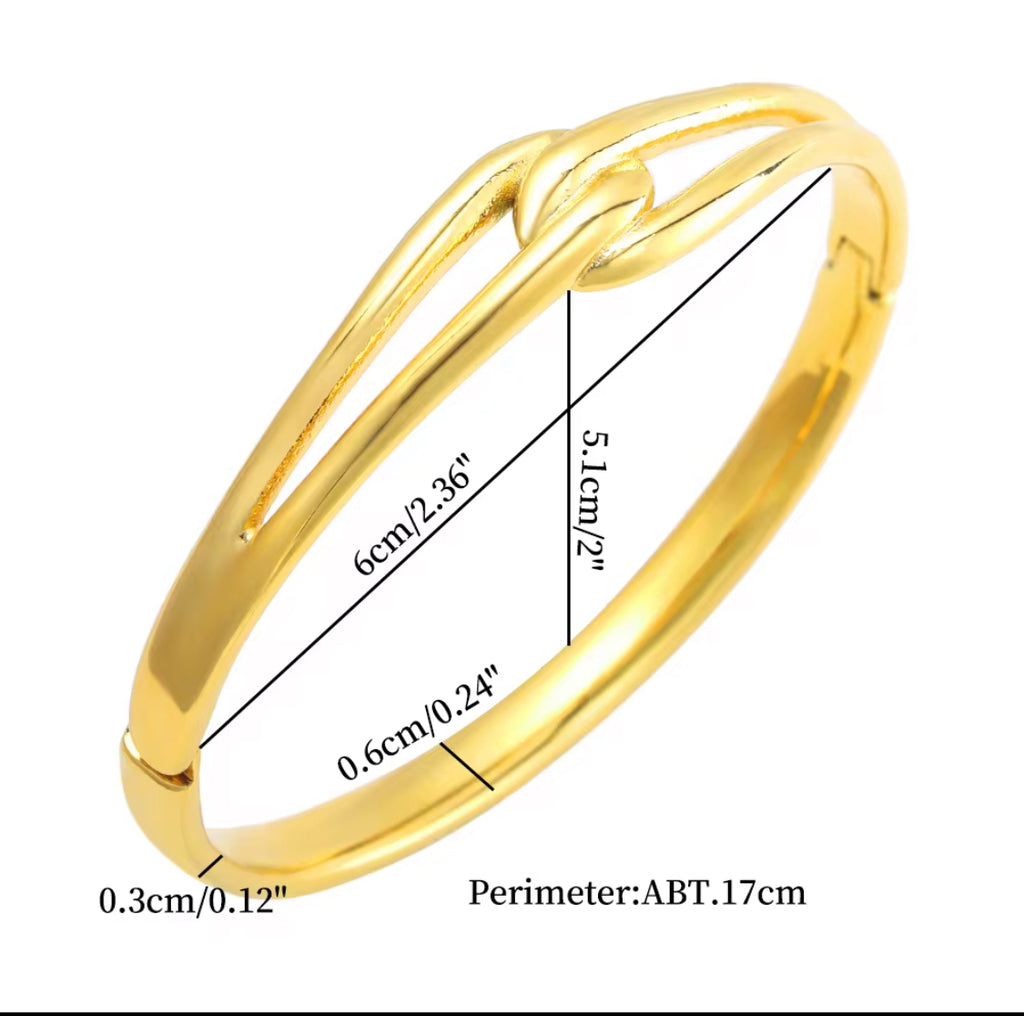 Minimalist Twist Golden Bracelet