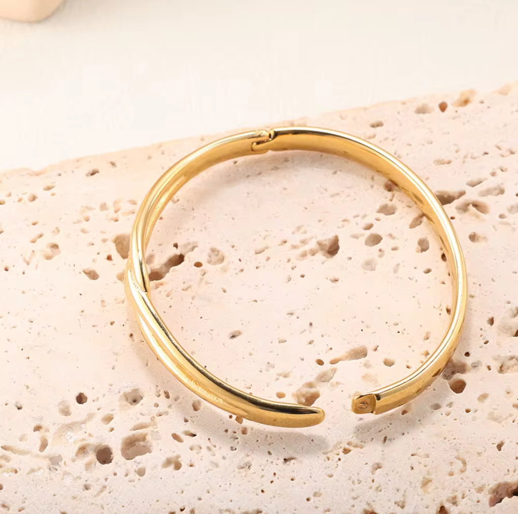 Minimalist Twist Golden Bracelet